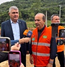 Deputado Antídio Lunelli e governador Jorginho Mello nas obras da SC-108