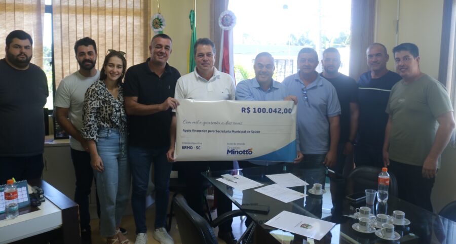 Deputado Rodrigo Minotto e lideranças de Ermo