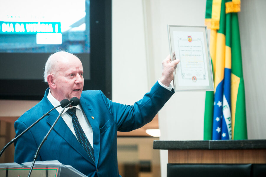 Deputado Marcos Vieira (PSDB), proponente da homenagem.