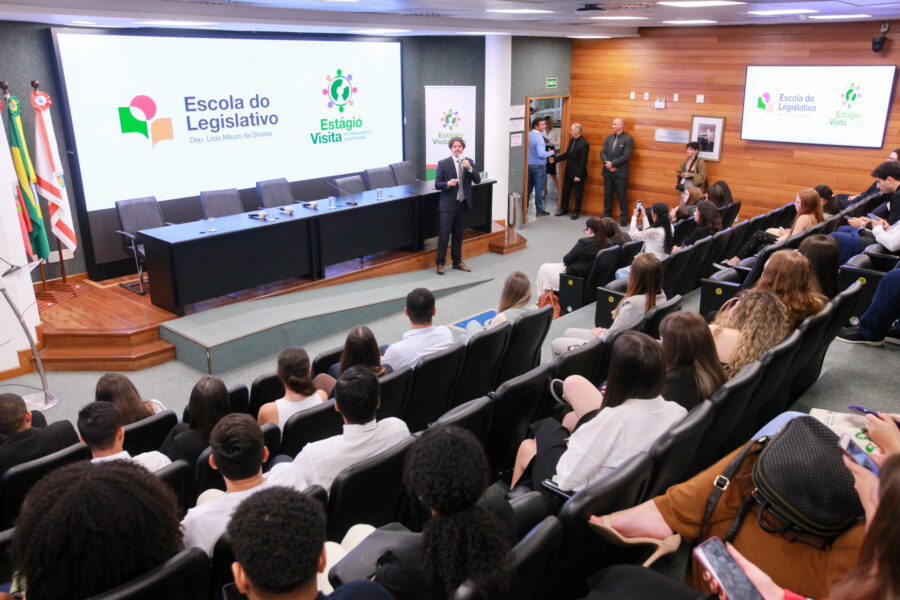 Programa da Escola do Legislativo recebe 80 universitários de todo o estado