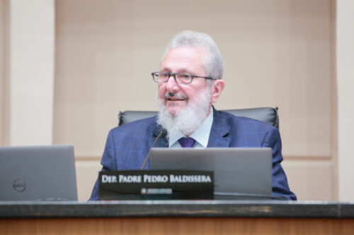 Padre Pedro propõe regras para hospitais divulgarem boletim médico de pacientes