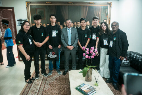 Deputados do Parlamento Jovem participam de audiência com presidente da Assembleia