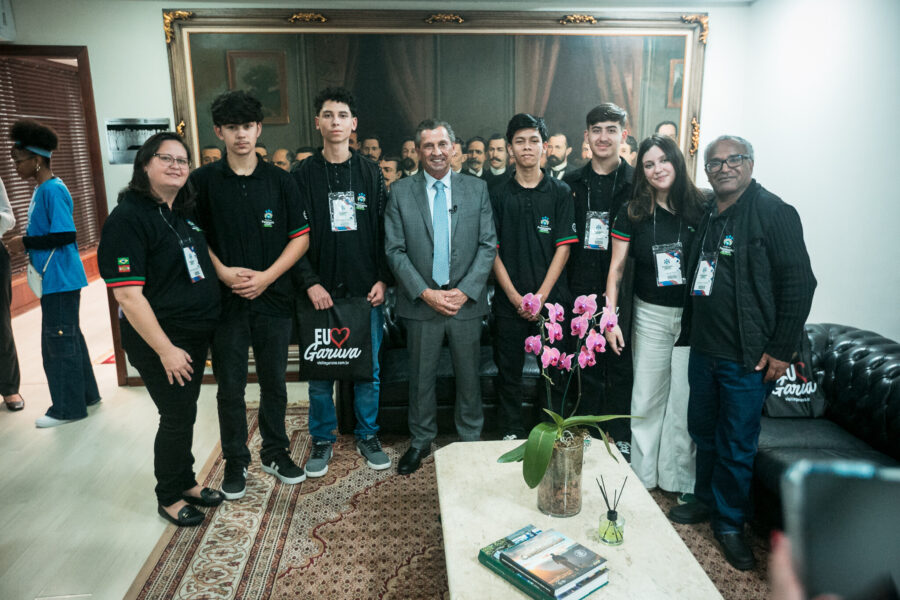Deputados do Parlamento Jovem participam de audiência com presidente da Assembleia