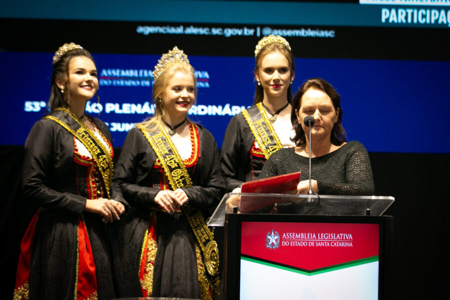 Janete Brittner e a corte da Oktoberfest de Itapiranga