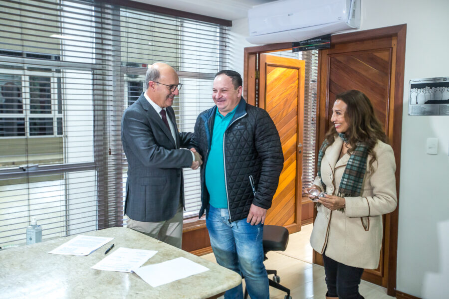 José Milton Scheffer, Jorge Haslinger e Miriam Lopes Pereira, durante a assinatura do termo de compromisso para implantação do PAB