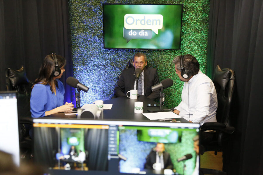 Presidente da Assembleia tratou das bancadas regionais e do Alesc Itinerante com os jornalistas da Rádio AL