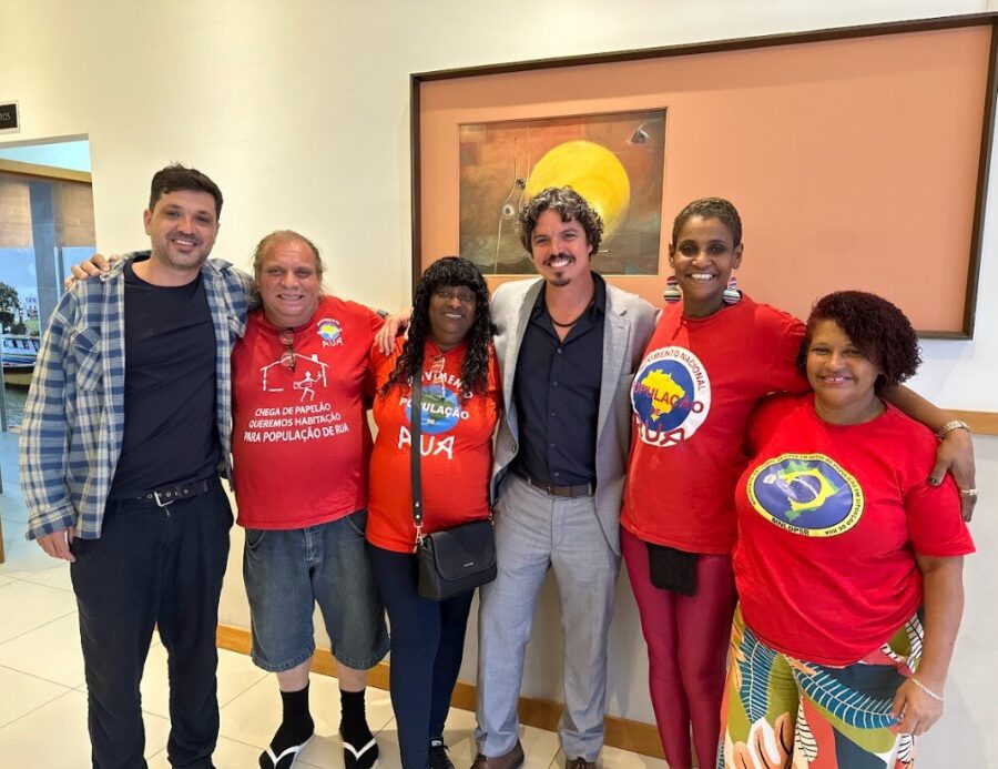 Deputado Marquito, assessores do mandato e integrantes do Movimento da População em Situação de Rua
Crédito: Divulgação.
