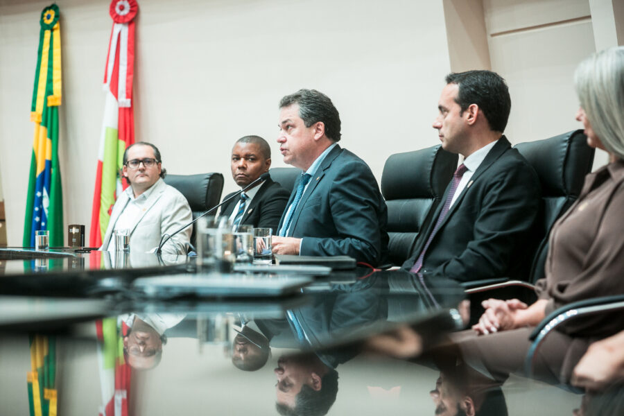 A sessão aconteceu no plenário da Assembleia Legislativa.