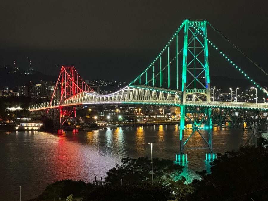 Ponte Hercílio Luz ganha cores em homenagem aos 150 anos da Grande Imigração Italiana em SC