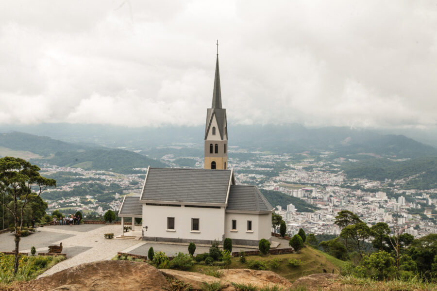 A Chiesetta Alpina, construída em Jaraguá do Sul, um dos símbolos da religiosidade italiana