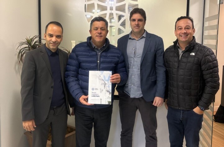 Foto : Deputado Ivan Naatz anunciou recursos para diretoria do hospital e colaboradores. ( Divulgação).