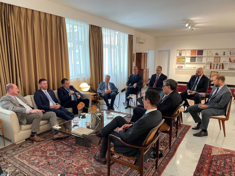 Deputados catarinenses defendem protocolo sanitário regionalizado, em reunião na Embaixada do Brasil na China. Foto: Adriano Piekas