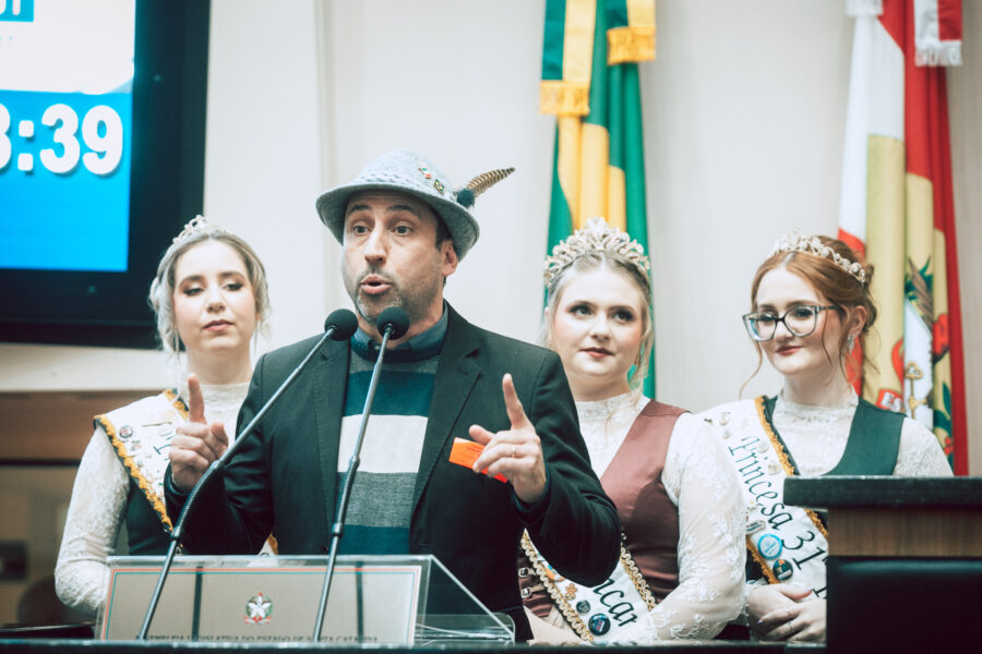 Prefeito Max de Oliveira e a realeza dos festejos