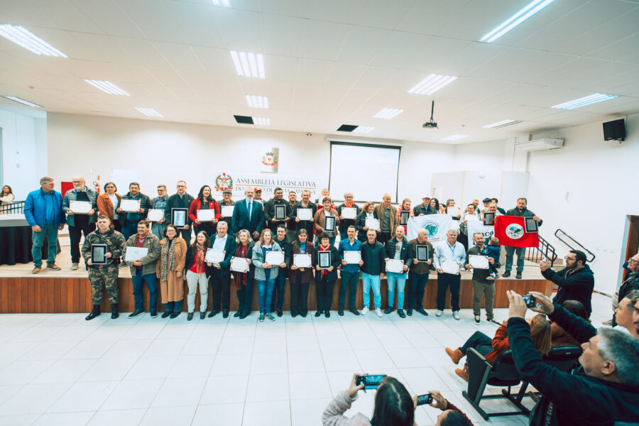Entidades, instituições e pessoas do Oeste foram homenageadas pela Alesc, em sessão na noite desta sexta-feira (4)