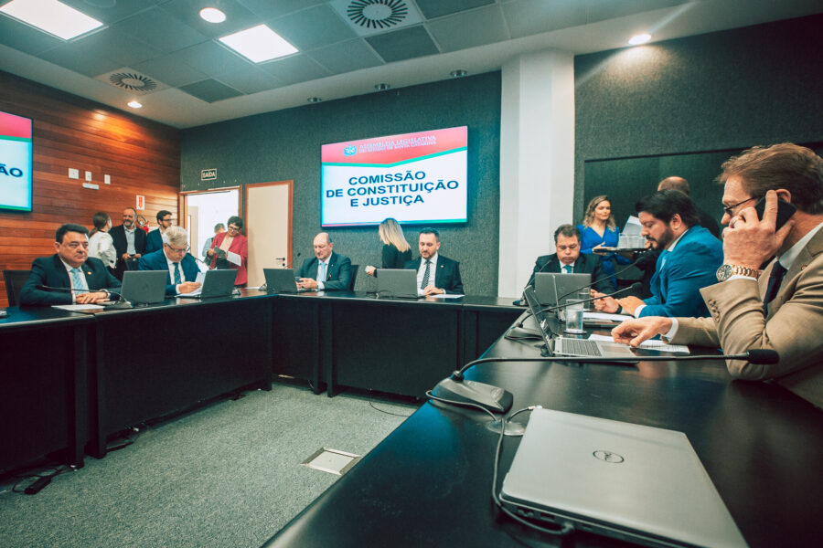 Reunião da Comissão de Constituição e Justiça (CCJ), realizada nesta terça-feira (15)