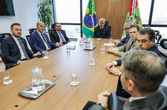 Deputados da Bancada Regional do Sul foram recebidos pelo presidente em exercício do TJSC, nesta terça (15) FOTO: Divulgação/Cristiano Estrela