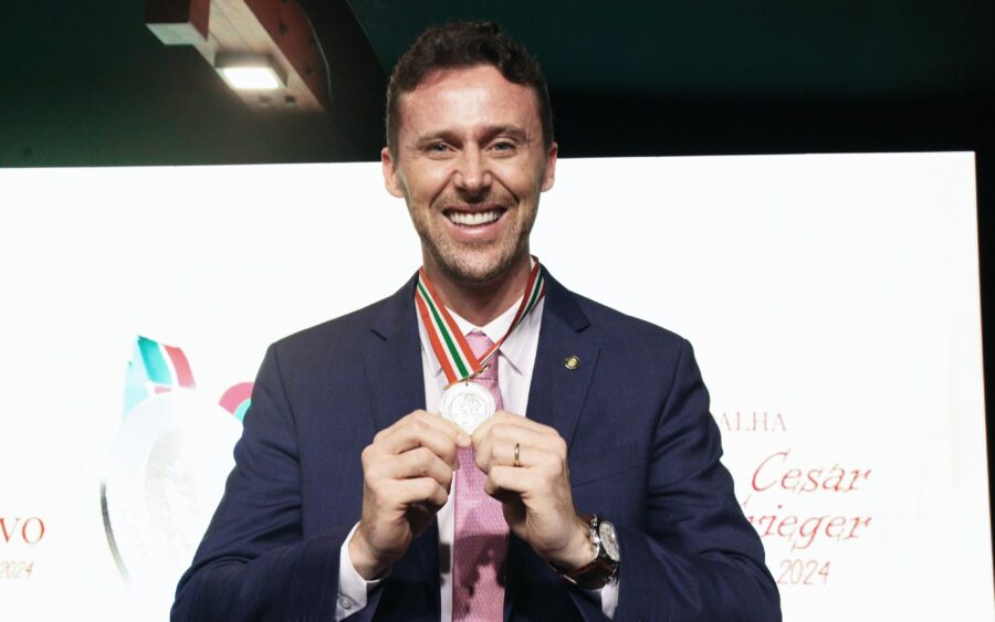 Fernando Krelling recebe medalha Marcílio César Ramos Krieger