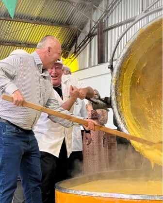 Oscar Gutz participa do tombo da maior polenta artesanal do mundo em Rio do Oeste