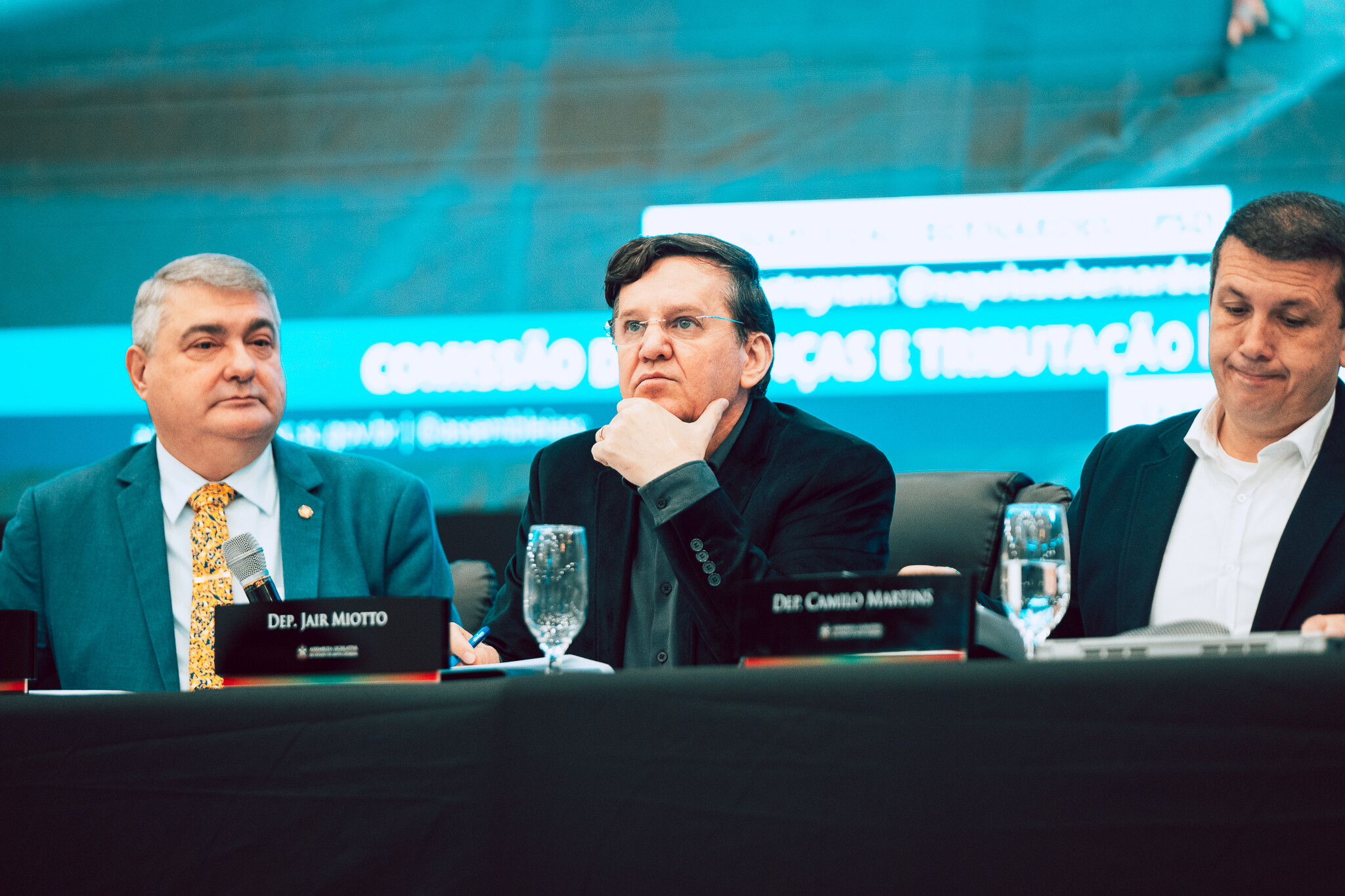 - Deputado Antídio Lunelli (MDB) - Deputado Jair Miotto (União) - Camilo Martins (PODEMOS)