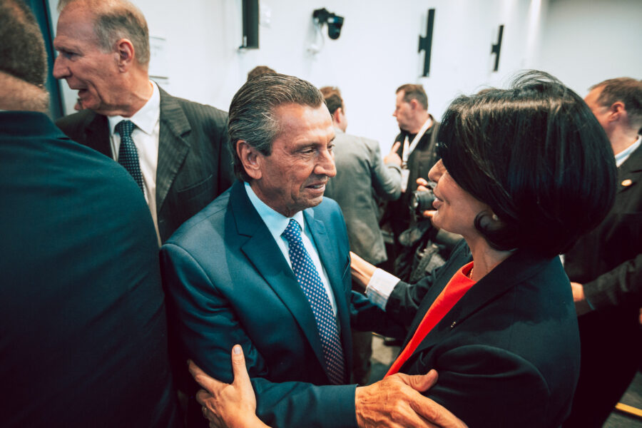 Presidente da Alesc, deputado Julio Garcia, cumprimenta a vereadora Marcilei Vignatti, empossada na Uvesc para a gestão 2025-2026.