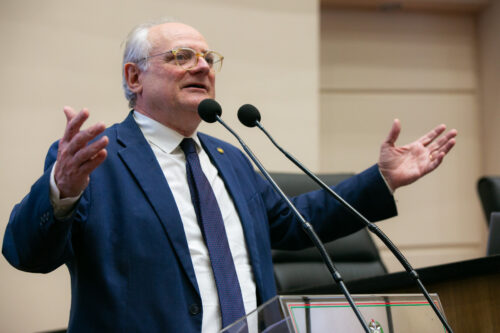 Sessão tem pronunciamentos sobre tarifaço e adultização infantil