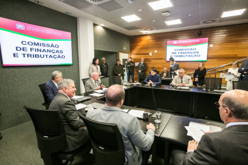 Projeto de combate à dependência tecnológica recebe parecer favorável da Comissão de Finanças