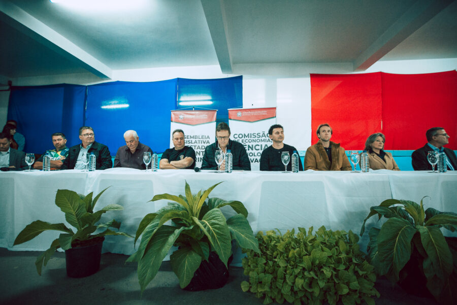 Mesa de debatedores.