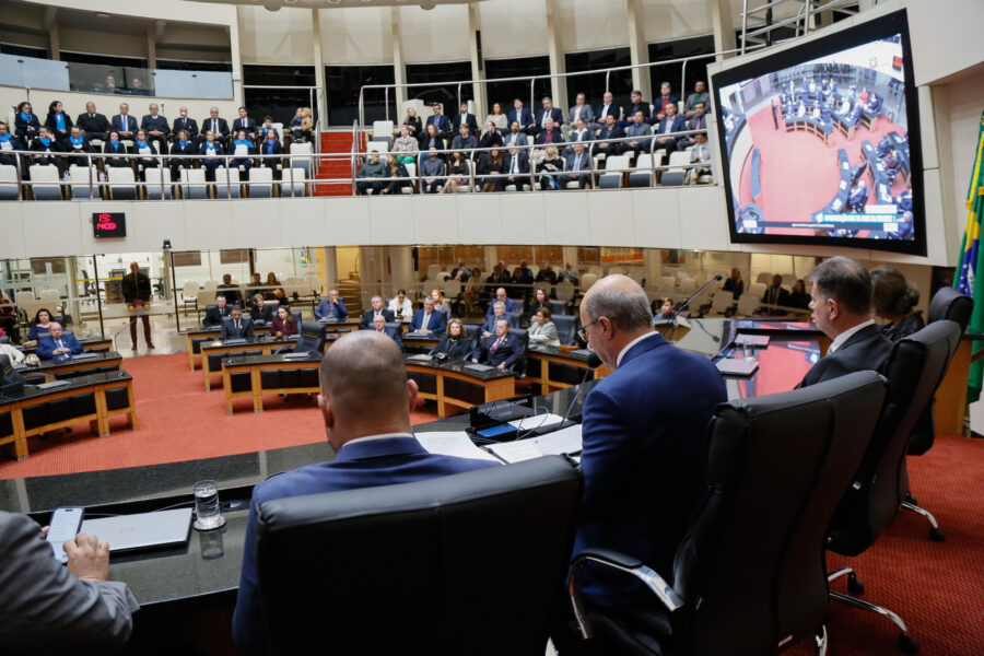 A solenidade aconteceu no Plenário da Alesc.