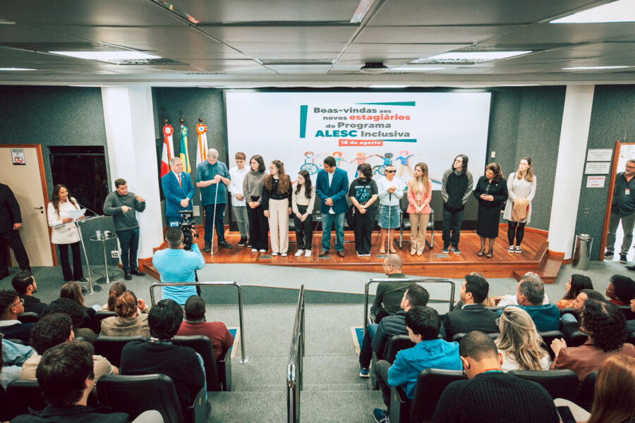 Programa Alesc Inclusiva recebe novos estagiários