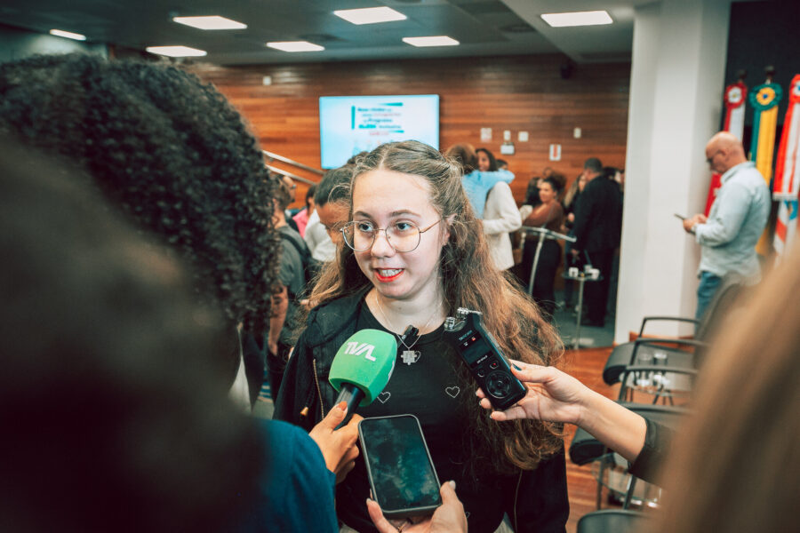 Maria Clara Hilleshein, estagiárias do programa Alesc Inclusiva