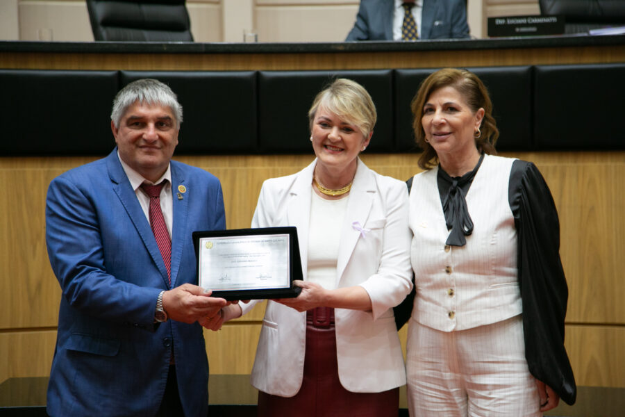 Deputada Luciane Carminatti entrega placa comemorativa ao reitor da Udesc, José Fernando Fragalli, e à vice-reitora, Clerilei Aparecida Bier.
