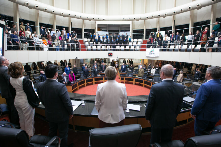 A solenidade aconteceu no Plenário da Assembleia Legislativa.