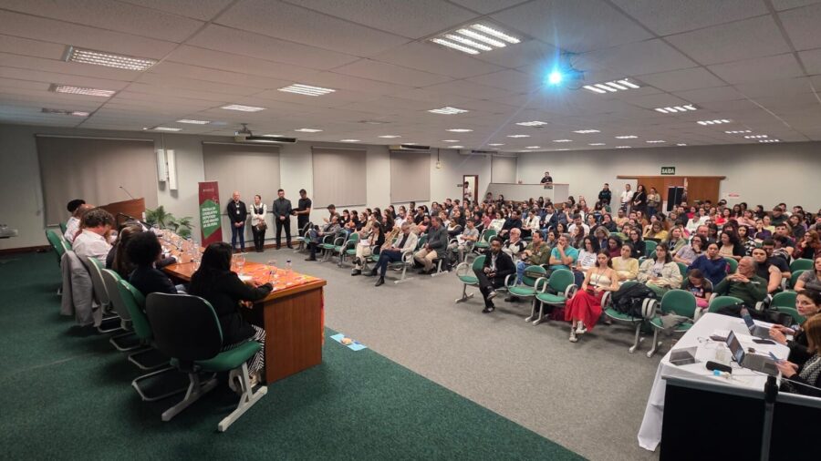 O debate aconteceu no auditório da reitoria da Universidade de Joinville (Univille).