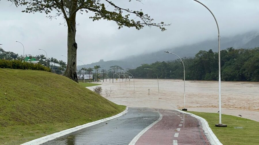 Fotos da Via Verde em dia de evento, em dia de semana, e também alagada e sendo limpa após vários dias de temporais. Ruas dos bairros ao redor, que al