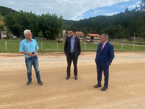 Mário Motta lidera audiência pública e cobra soluções para obra parada em São Pedro de Alcântara