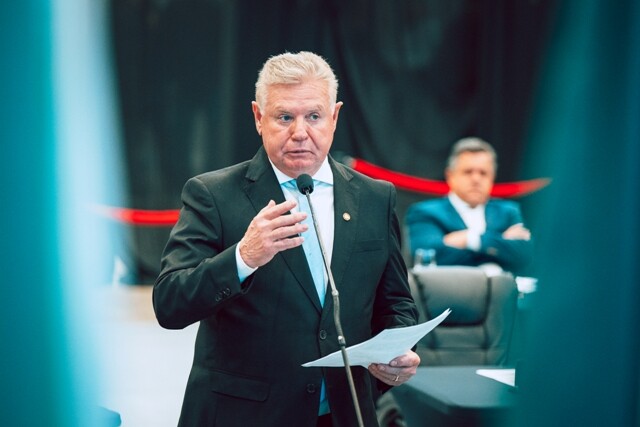 Deputado Berlanda durante a aprovação do projeto que reconhece Caçador como Capital Catarinense da Indústria da Madeira.