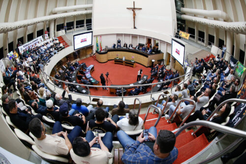 Antigomobilistas lotam plenário e galerias em sessão especial da Alesc