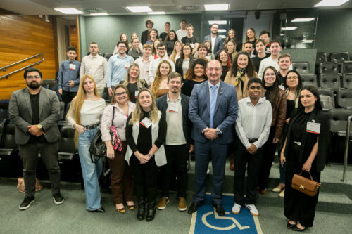 Deputados e estudantes do Estágio Visita conversam sobre política