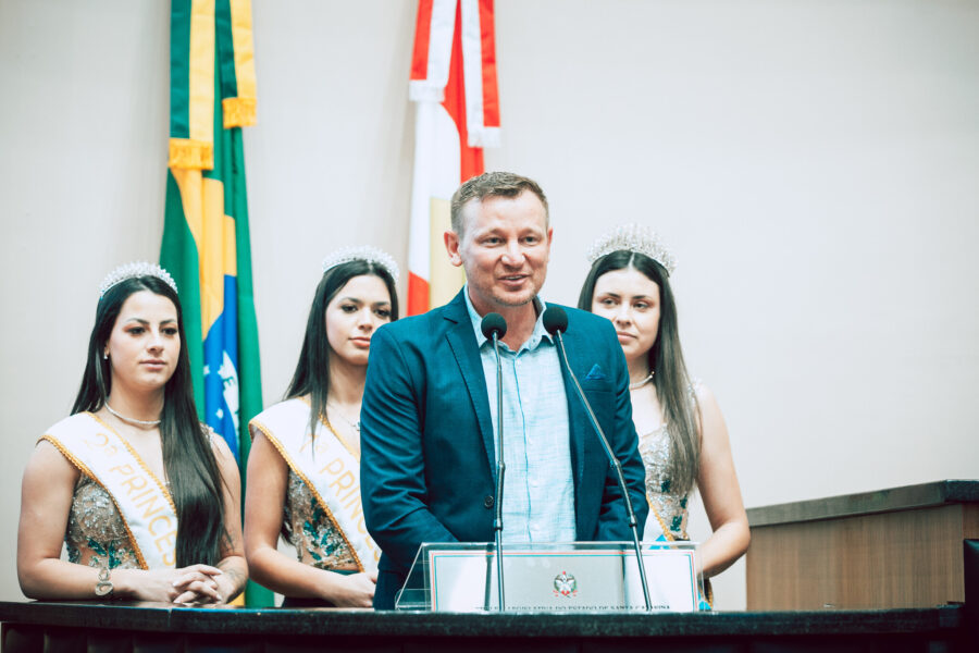 Prefeito de Palma Sola, Márcio Sansigolo, e a realeza da festa