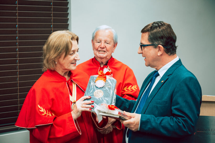 Junior Cardoso homenageia Academia de Letras de Nova Trento pelos 14 anos de fundação