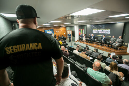 Participantes de audiência defendem uso de arma por vigilantes fora do expediente