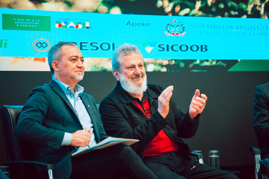 Deputado Padre Pedro (esq.), ao lado do presidente nacional da Conab, Edegar Pretto, no lançamento do Plano Safra 2025/2026 na Alesc