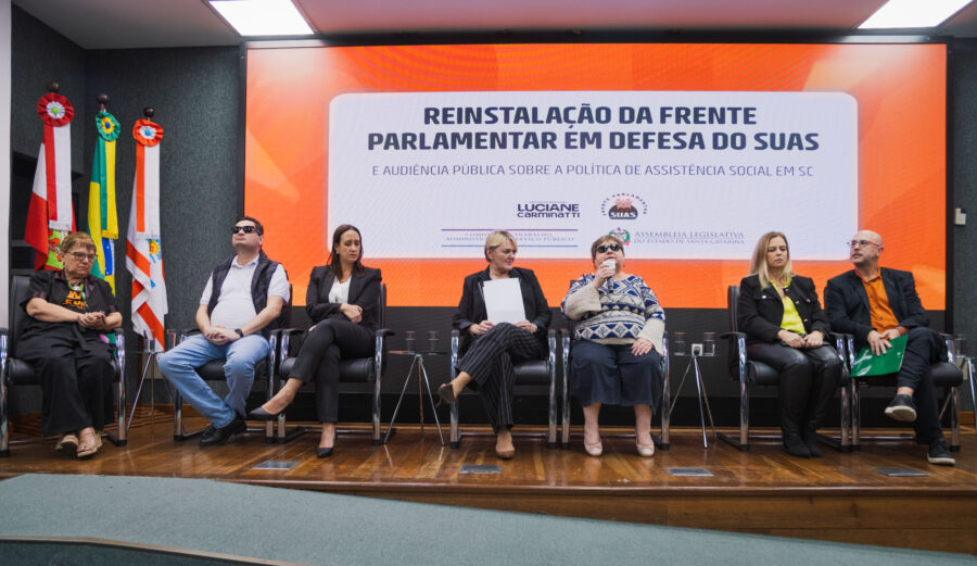 Mesa de debatedores.