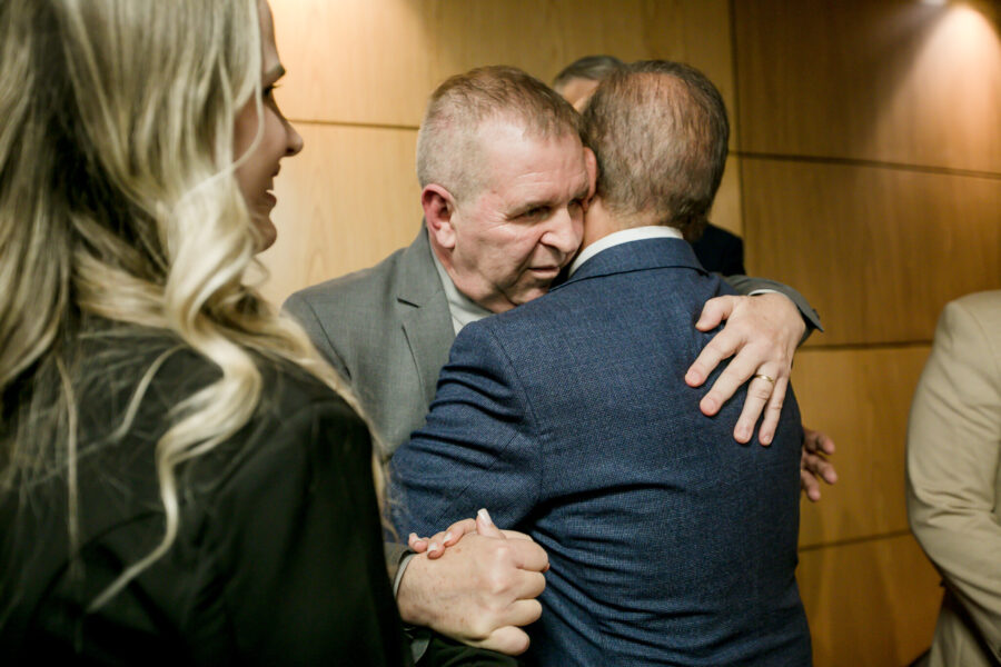 O deputado Mauricio Eskudlark recebeu com um abraço o governador do Estado, Jorginho Mello.