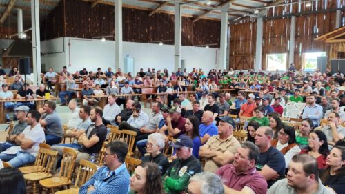Seminário da cadeia do leite em São José do Cedro debate demandas do setor