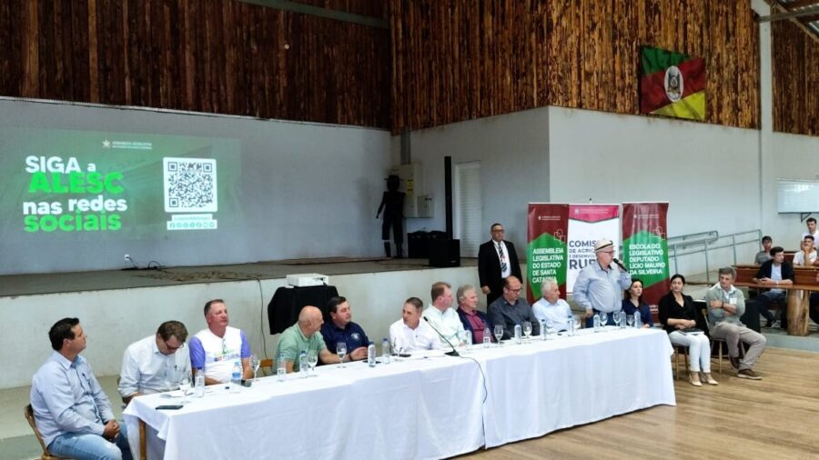 Representantes da Epagri, Cidasc e Udesc, além de lideranças da Faesc, Fetaesc e do Sindileite, participaram do seminário. FOTO: Divulgação