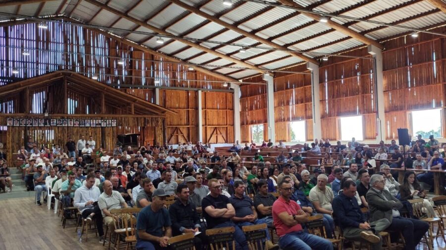 Seminário lotado em São José do Cedro para discutir crédito e preço do leite. FOTO: Divulgação