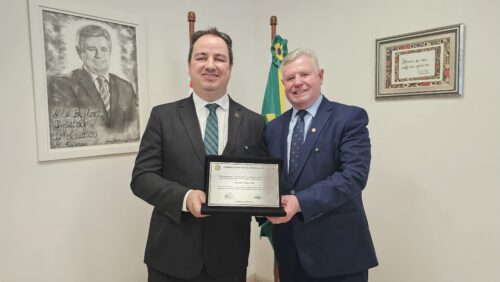 Berlanda homenageia o prof. dr. Mayco Morais Nunes, diretor-geral da Udesc Meio Oeste