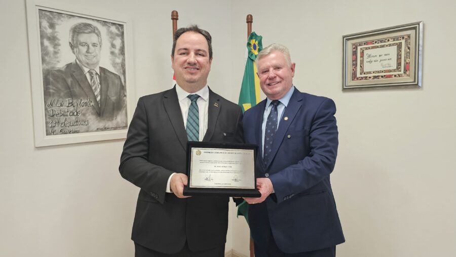Berlanda homenageia o prof. dr. Mayco Morais Nunes, diretor-geral da Udesc Meio Oeste