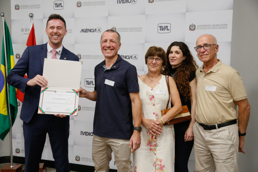 Alesc e Fernando Krelling homenageiam atleta e influencer Luiz Fernando de Freitas